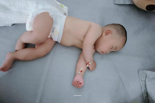 郯城三个月宝宝抬头不稳